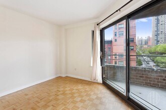 300 E 95th St in New York, NY - Building Photo - Building Photo