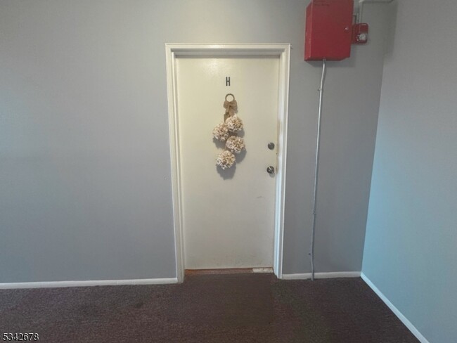 806 Eves Dr-Unit -2H in Hillsborough, NJ - Building Photo - Building Photo