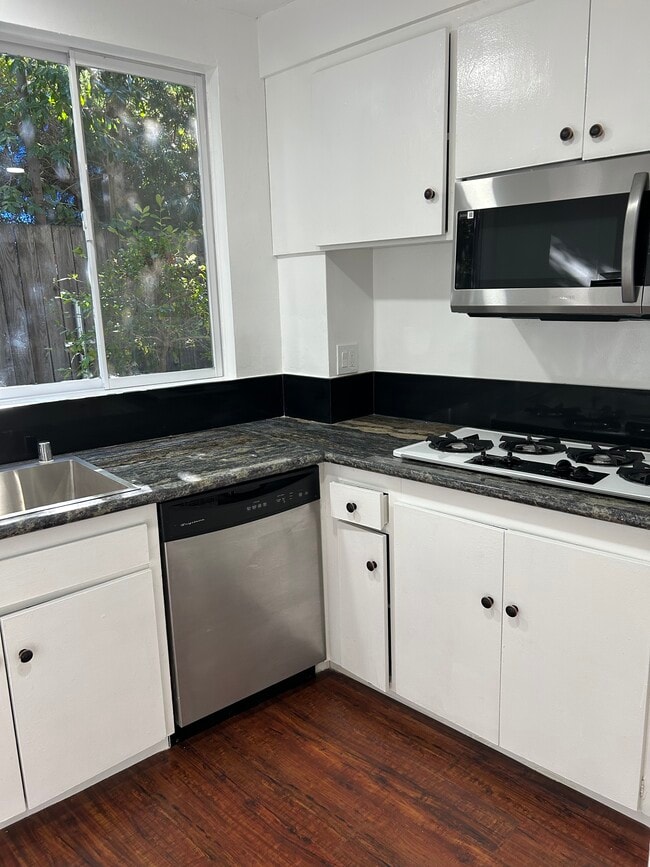 4190 Dixie Canyon Ave in Sherman Oaks, CA - Foto de edificio - Building Photo