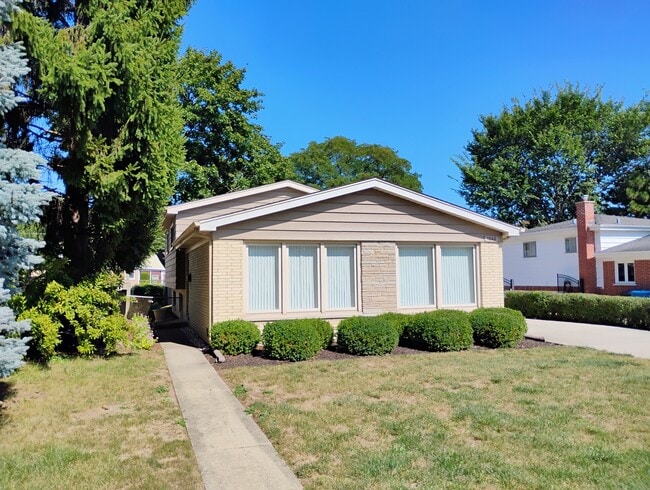 1042 W Central Rd in Mount Prospect, IL - Building Photo - Building Photo