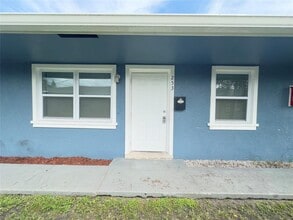 251 NE 40th St in Oakland Park, FL - Building Photo - Building Photo