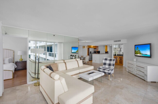 1717 N Bayshore Dr in Miami, FL - Building Photo - Building Photo