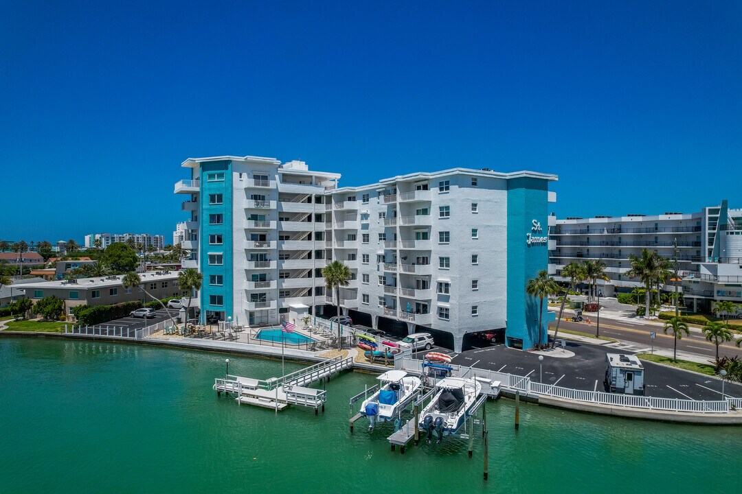 St. James in Treasure Island, FL - Foto de edificio