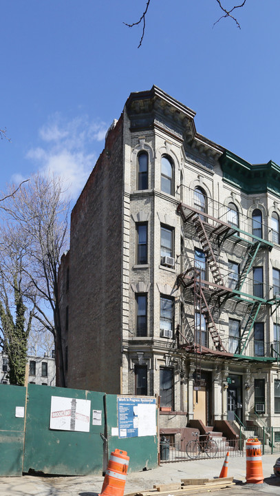 445 Bainbridge St in Brooklyn, NY - Foto de edificio