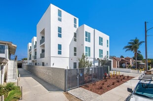 10928 S Inglewood Ave, Unit 204 in Inglewood, CA - Building Photo