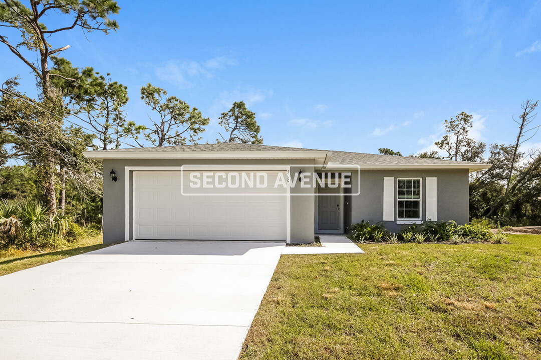 208 Ravenswood Blvd in Port Charlotte, FL - Building Photo