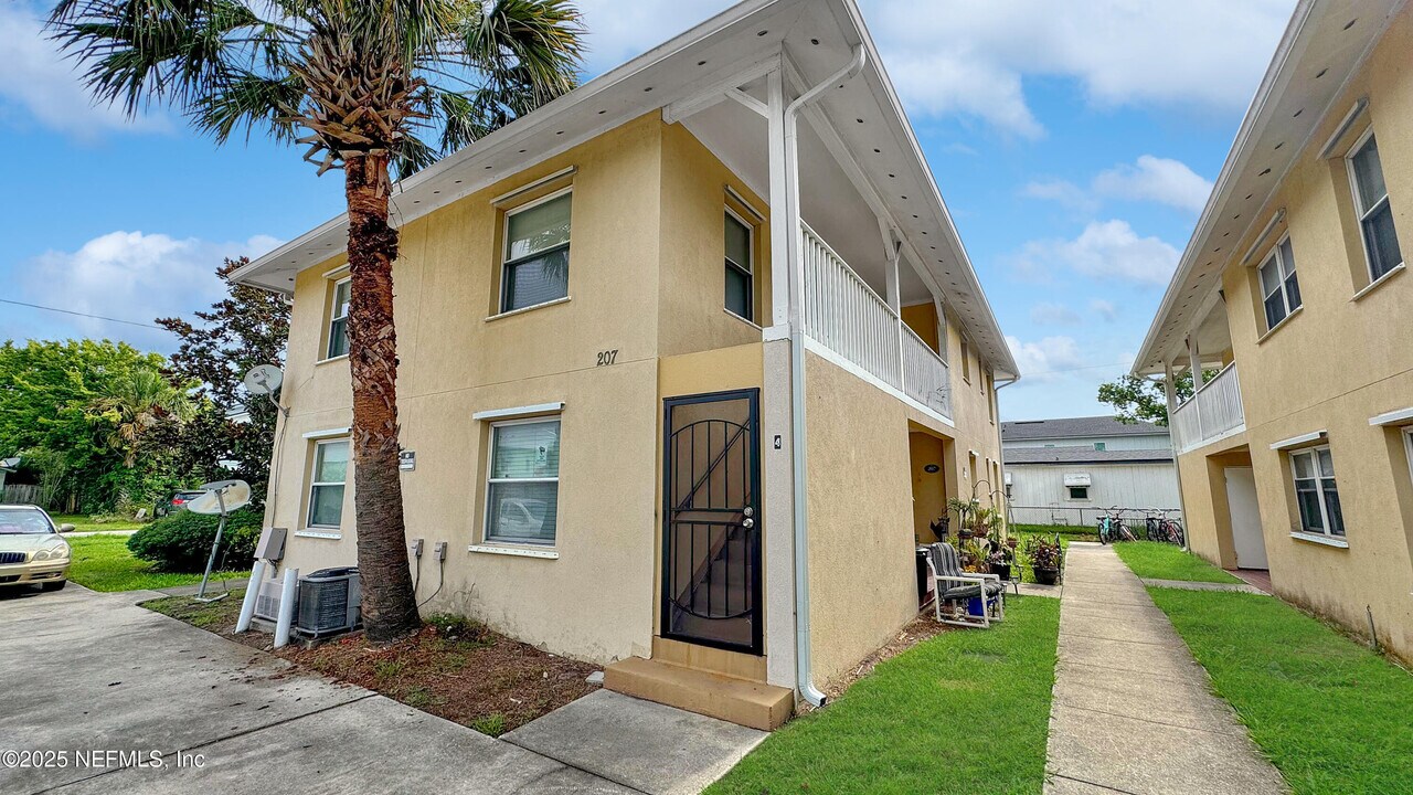 207 7th St S in Jacksonville Beach, FL - Building Photo