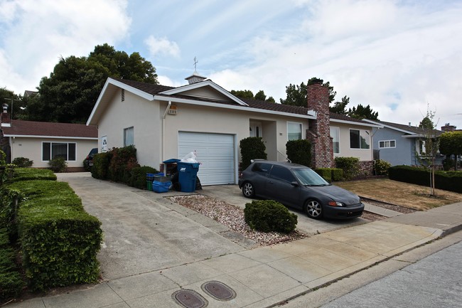 1723 Sequoia Ave in Burlingame, CA - Foto de edificio - Building Photo