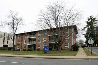 Lee Square Apartments in Falls Church, VA - Building Photo - Building Photo