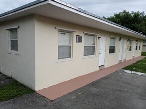 316 NE 3 St in Hallandale, FL - Foto de edificio - Building Photo