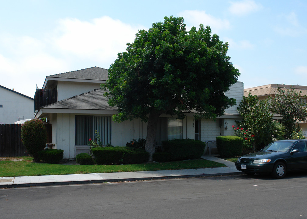 17081 Grove in Huntington Beach, CA - Building Photo