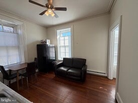 171 E Walnut Ln in Philadelphia, PA - Building Photo