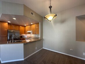 11912 Cypress Canyon Rd in San Diego, CA - Foto de edificio - Building Photo