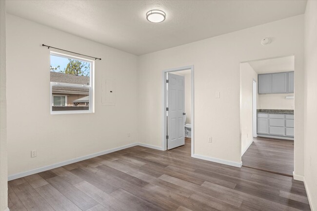 320 W Clark St in Medford, OR - Building Photo - Building Photo