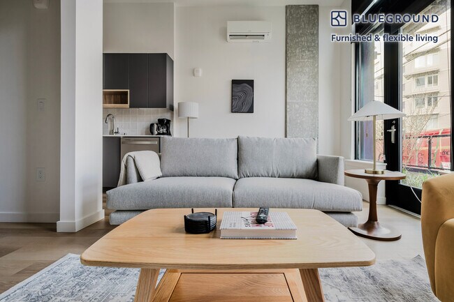 2245 NW 56th St in Seattle, WA - Foto de edificio - Building Photo