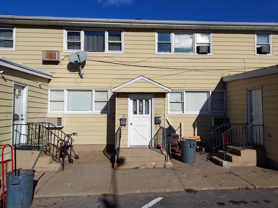 190 W 24th St in Bayonne, NJ - Building Photo