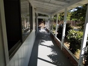 220 Sherman Dr in Red Bluff, CA - Foto de edificio - Building Photo