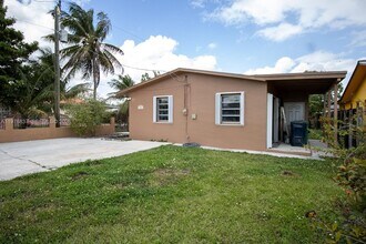 12061 SW 4th Terrace in Miami, FL - Building Photo - Building Photo