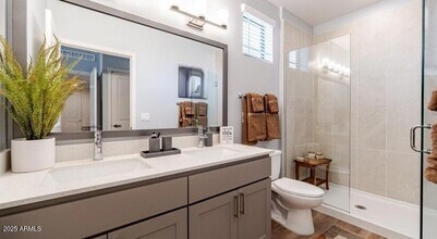 5885 S 32nd St, Unit B1 in Phoenix, AZ - Foto de edificio - Building Photo