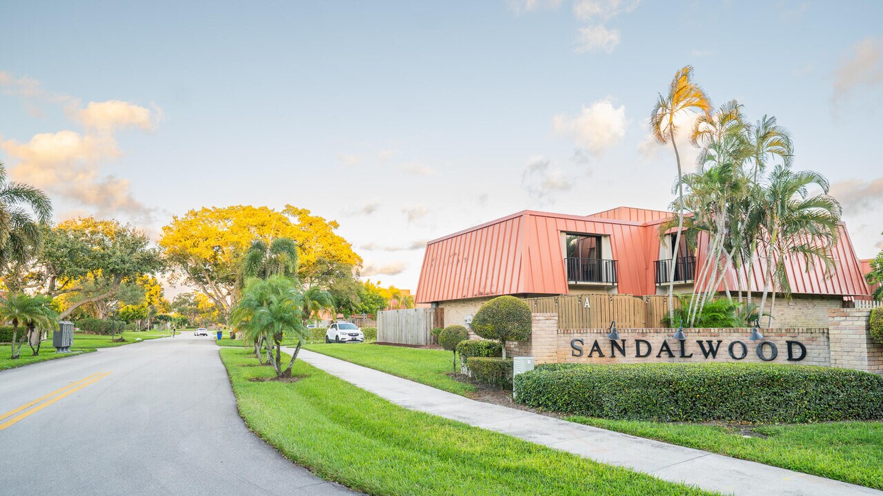 3211 Gardens E Dr in Palm Beach Gardens, FL - Building Photo
