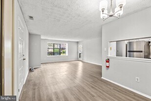 4901A Dunbarton Rd in Mount Laurel, NJ - Building Photo