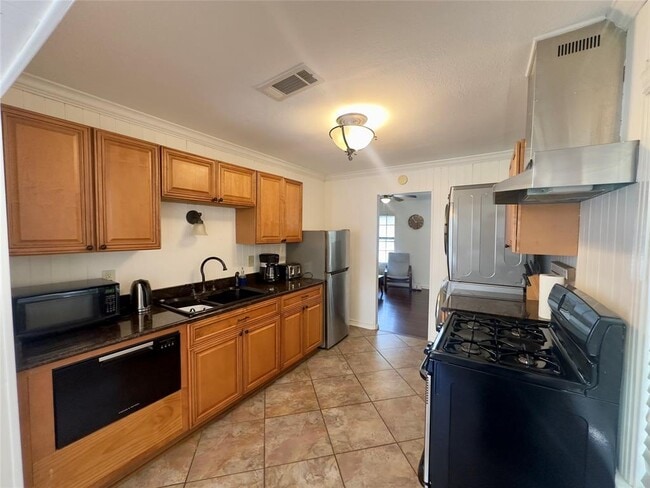 502 Denson Dr in Austin, TX - Building Photo - Building Photo