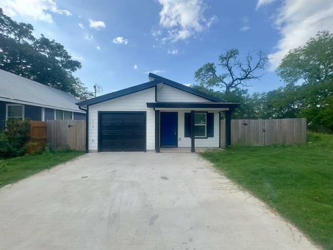 715 E Live Oak St in Lockhart, TX - Foto de edificio - Building Photo