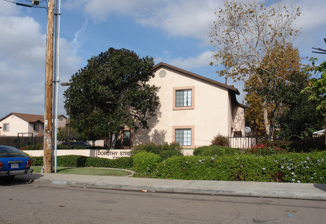 Dorothy Street Manor in Chula Vista, CA - Foto de edificio - Building Photo