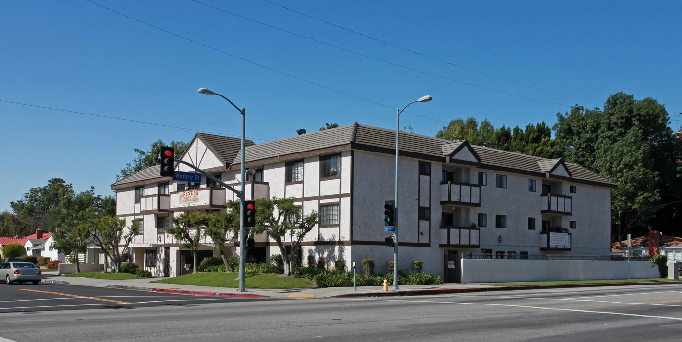 6351 Ranchito Ave in Van Nuys, CA - Building Photo