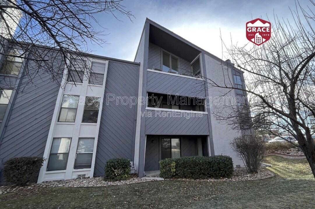 9817 E Peakview Ave in Englewood, CO - Building Photo