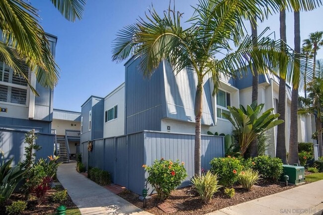 8 Antigua Ct in Coronado, CA - Foto de edificio - Building Photo