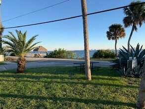 13805 S Indian River Dr, Unit 13817 in Jensen Beach, FL - Foto de edificio - Building Photo