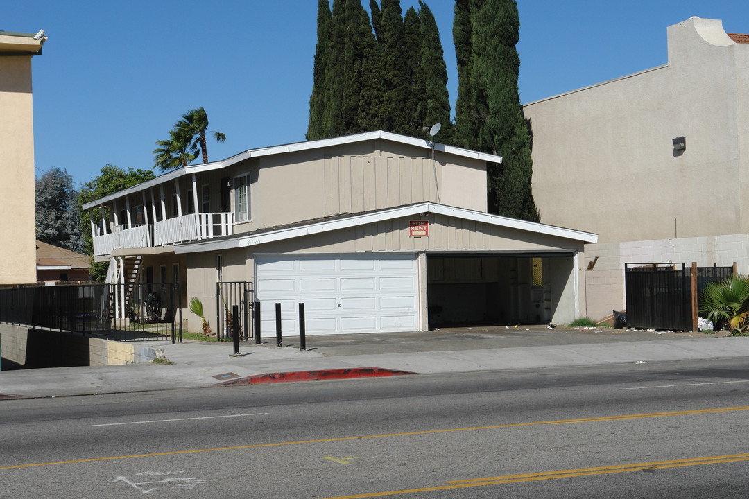 7129 Woodman Ave in Van Nuys, CA - Building Photo