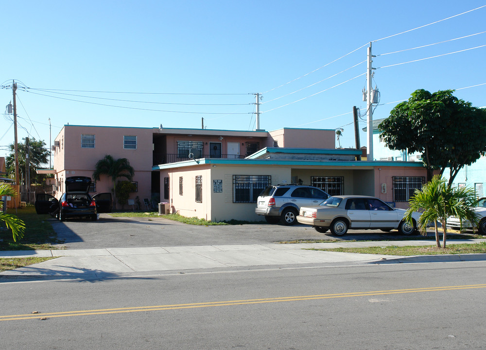 430 E 28th St in Hialeah, FL - Foto de edificio