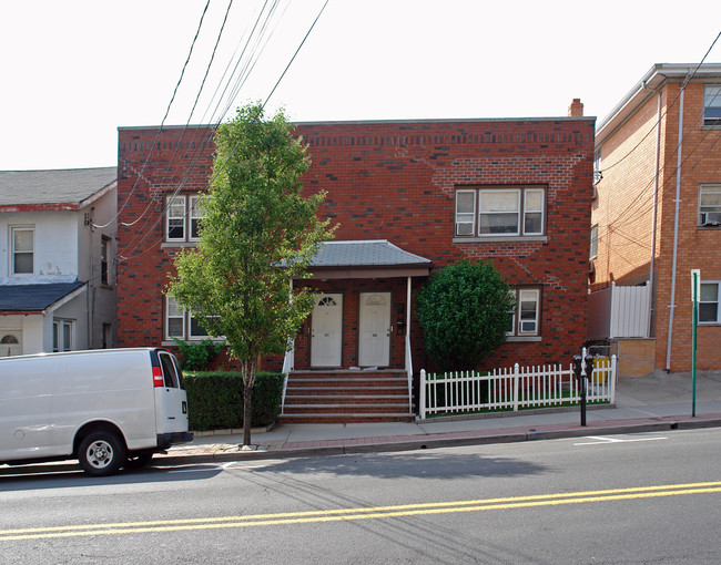 383-385 Anderson Ave in Fairview, NJ - Foto de edificio - Building Photo