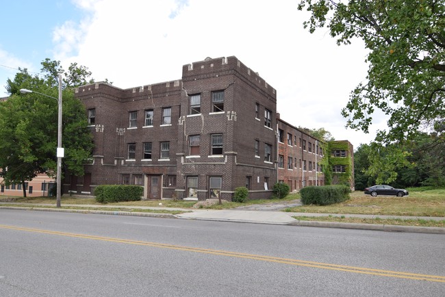 1835 Noble Rd in East Cleveland, OH - Foto de edificio - Building Photo