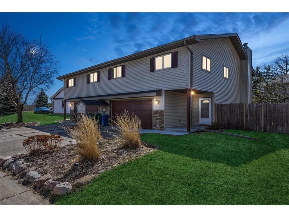 565 Turners Crossroad N in Golden Valley, MN - Building Photo