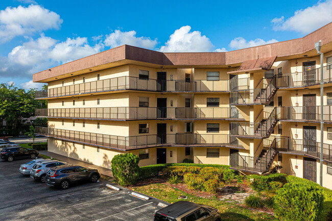 Plantation Club Condominiums in Plantation, FL - Building Photo - Building Photo