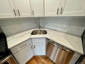 101 Davison Ave in Lynbrook, NY - Building Photo - Building Photo