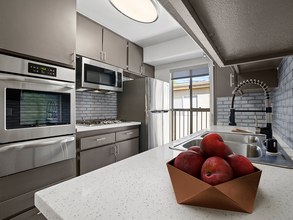 Tilden II Apartments in Sherman Oaks, CA - Foto de edificio - Building Photo