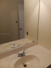 2210 SW 81st Ave in Miramar, FL - Foto de edificio - Building Photo