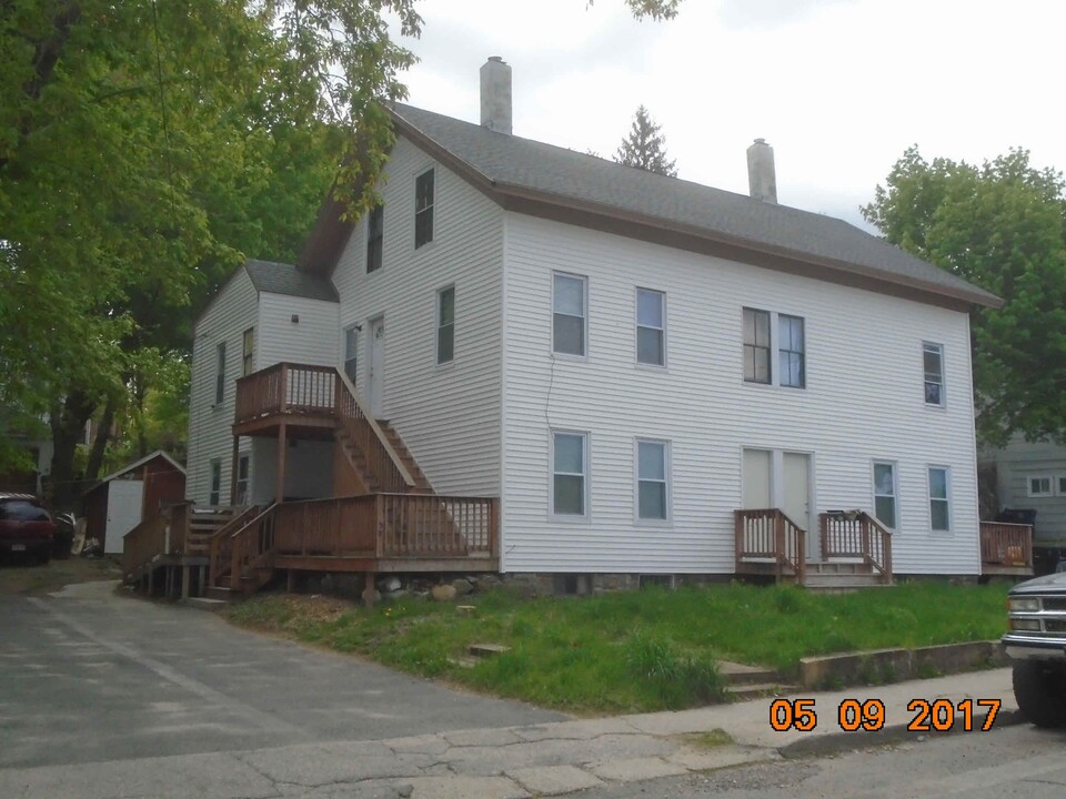 59 Cross St in Southbridge, MA - Foto de edificio