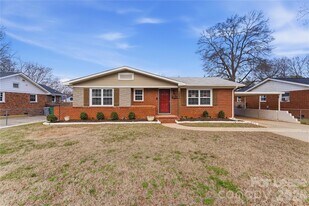 4000 Fieldcrest Rd in Charlotte, NC - Building Photo