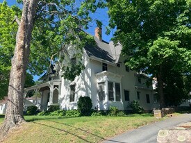 276 Broad St in Killingly, CT - Building Photo