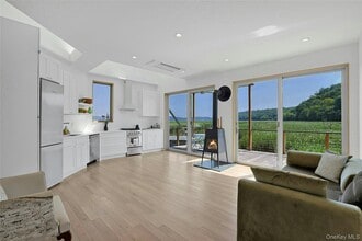 93 Paradise Ave in Piermont, NY - Foto de edificio - Building Photo