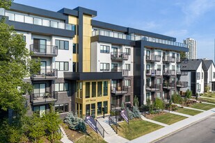 1717 32 St SW in Calgary, AB - Building Photo