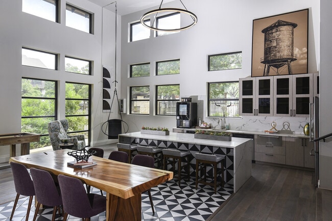 Park at Estancia in Austin, TX - Foto de edificio - Building Photo