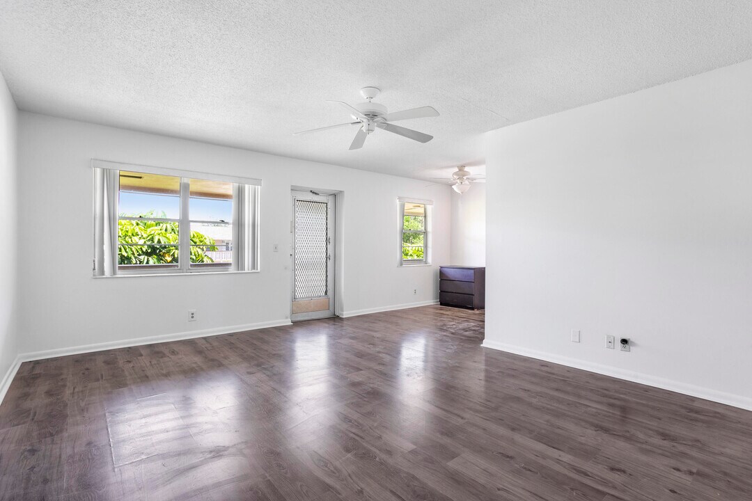 92 Hastings E in West Palm Beach, FL - Building Photo