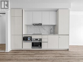 8 Interchange Wy in Vaughan, ON - Building Photo