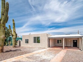 1017 E West Cir Dr in Tucson, AZ - Building Photo